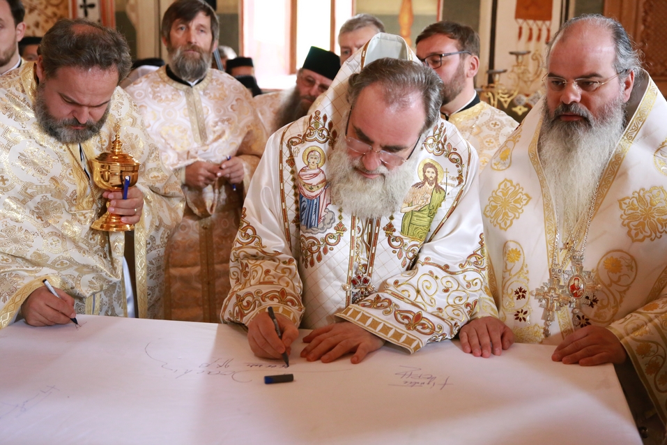 6 ierarhi, prezenți la sfințirea Bisericii cu hramurile „Acoperământul Maicii Domnului” şi „Sfântul Mare Mucenic Gheorghe” din satul Cracăul Negru-Neamț