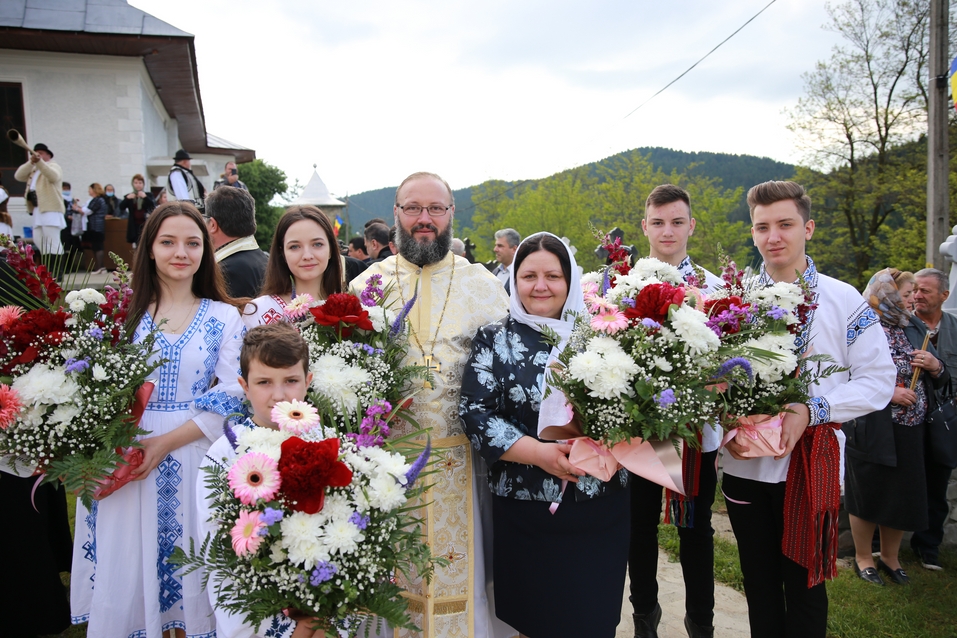 6 ierarhi, prezenți la sfințirea Bisericii cu hramurile „Acoperământul Maicii Domnului” şi „Sfântul Mare Mucenic Gheorghe” din satul Cracăul Negru-Neamț