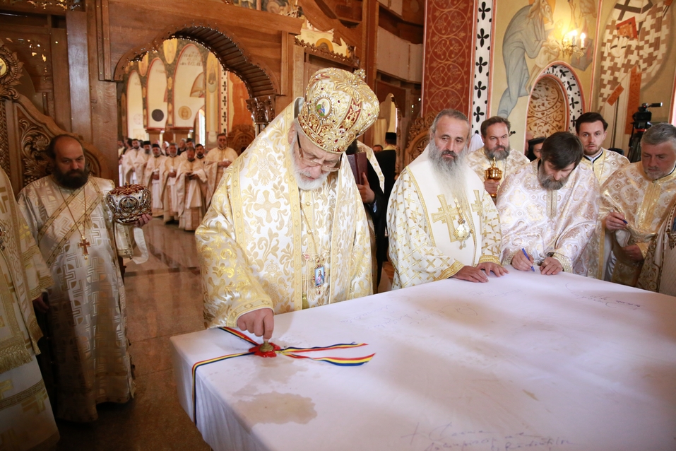 6 ierarhi, prezenți la sfințirea Bisericii cu hramurile „Acoperământul Maicii Domnului” şi „Sfântul Mare Mucenic Gheorghe” din satul Cracăul Negru-Neamț