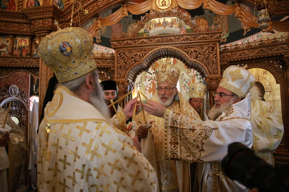 6 ierarhi, prezenți la sfințirea Bisericii cu hramurile „Acoperământul Maicii Domnului” şi „Sfântul Mare Mucenic Gheorghe” din satul Cracăul Negru-Neamț