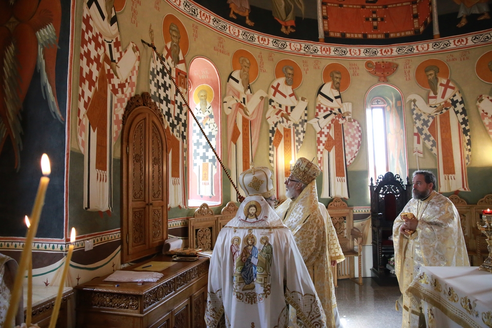 6 ierarhi, prezenți la sfințirea Bisericii cu hramurile „Acoperământul Maicii Domnului” şi „Sfântul Mare Mucenic Gheorghe” din satul Cracăul Negru-Neamț