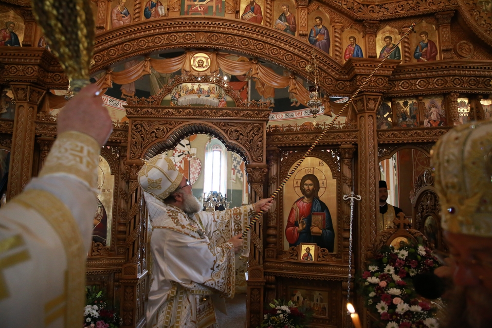 6 ierarhi, prezenți la sfințirea Bisericii cu hramurile „Acoperământul Maicii Domnului” şi „Sfântul Mare Mucenic Gheorghe” din satul Cracăul Negru-Neamț