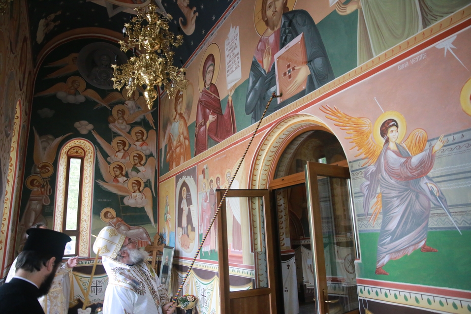 6 ierarhi, prezenți la sfințirea Bisericii cu hramurile „Acoperământul Maicii Domnului” şi „Sfântul Mare Mucenic Gheorghe” din satul Cracăul Negru-Neamț