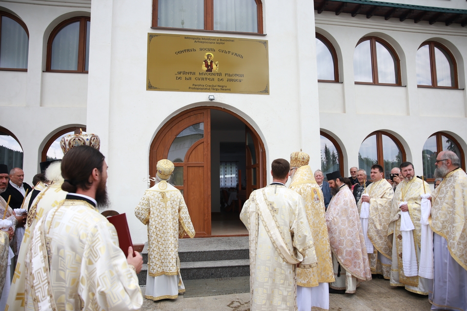 6 ierarhi, prezenți la sfințirea Bisericii cu hramurile „Acoperământul Maicii Domnului” şi „Sfântul Mare Mucenic Gheorghe” din satul Cracăul Negru-Neamț