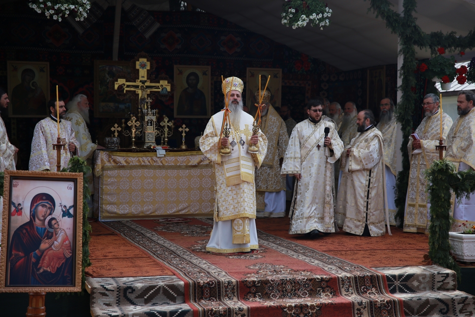 6 ierarhi, prezenți la sfințirea Bisericii cu hramurile „Acoperământul Maicii Domnului” şi „Sfântul Mare Mucenic Gheorghe” din satul Cracăul Negru-Neamț