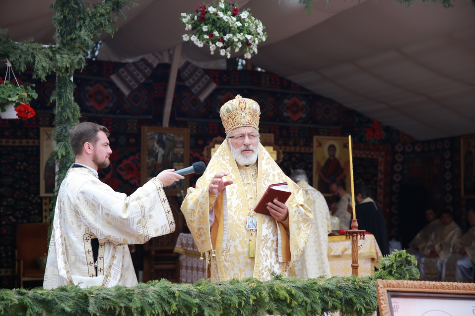 6 ierarhi, prezenți la sfințirea Bisericii cu hramurile „Acoperământul Maicii Domnului” şi „Sfântul Mare Mucenic Gheorghe” din satul Cracăul Negru-Neamț