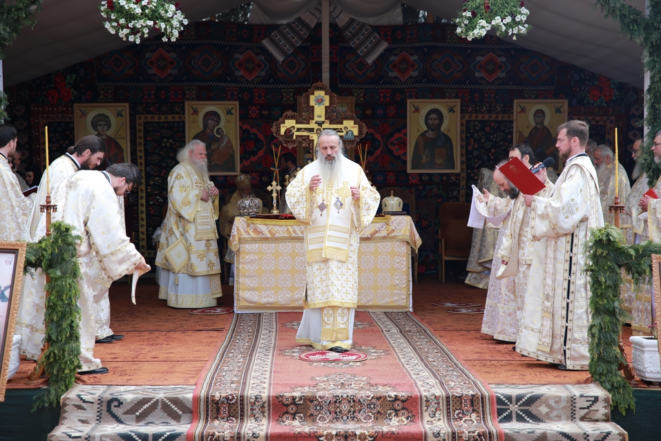 6 ierarhi, prezenți la sfințirea Bisericii cu hramurile „Acoperământul Maicii Domnului” şi „Sfântul Mare Mucenic Gheorghe” din satul Cracăul Negru-Neamț