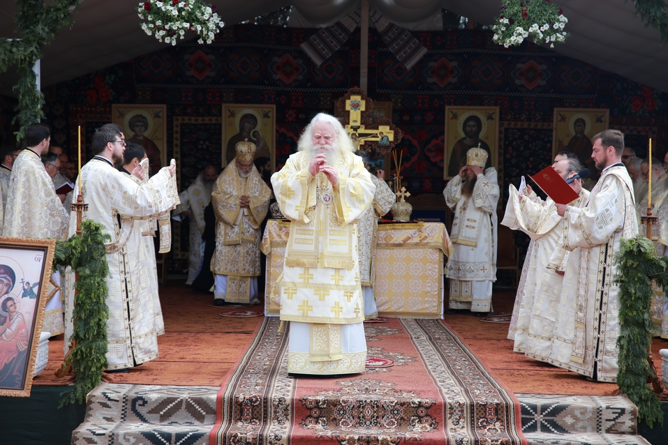 6 ierarhi, prezenți la sfințirea Bisericii cu hramurile „Acoperământul Maicii Domnului” şi „Sfântul Mare Mucenic Gheorghe” din satul Cracăul Negru-Neamț