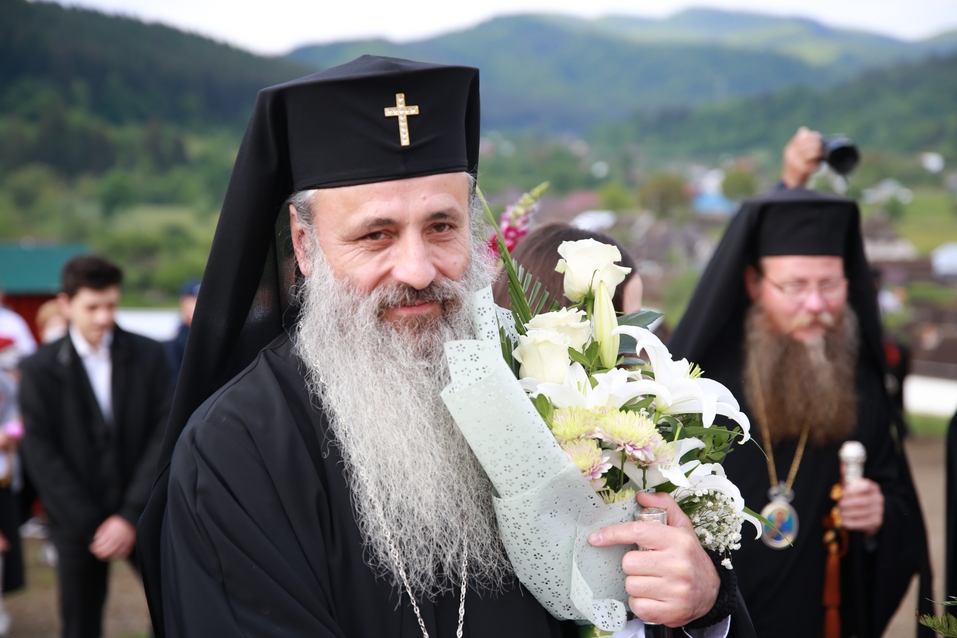 6 ierarhi, prezenți la sfințirea Bisericii cu hramurile „Acoperământul Maicii Domnului” şi „Sfântul Mare Mucenic Gheorghe” din satul Cracăul Negru-Neamț