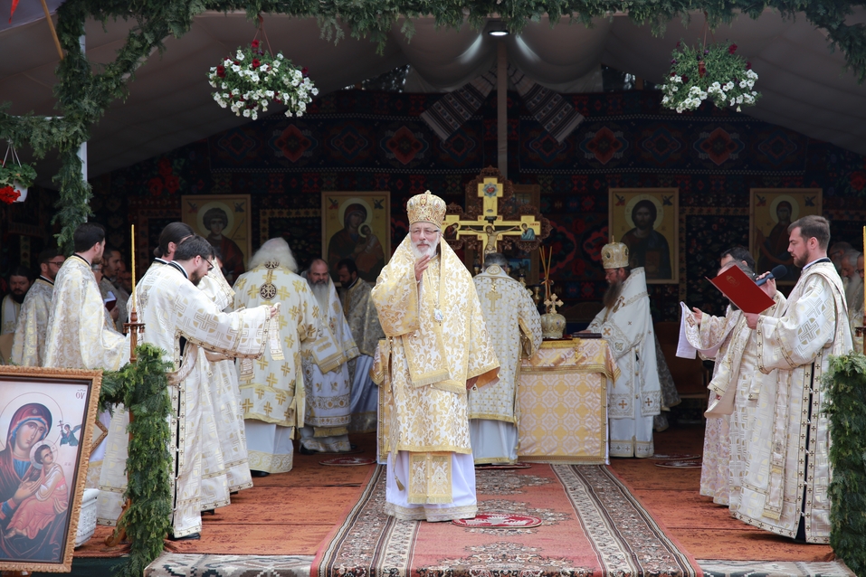6 ierarhi, prezenți la sfințirea Bisericii cu hramurile „Acoperământul Maicii Domnului” şi „Sfântul Mare Mucenic Gheorghe” din satul Cracăul Negru-Neamț