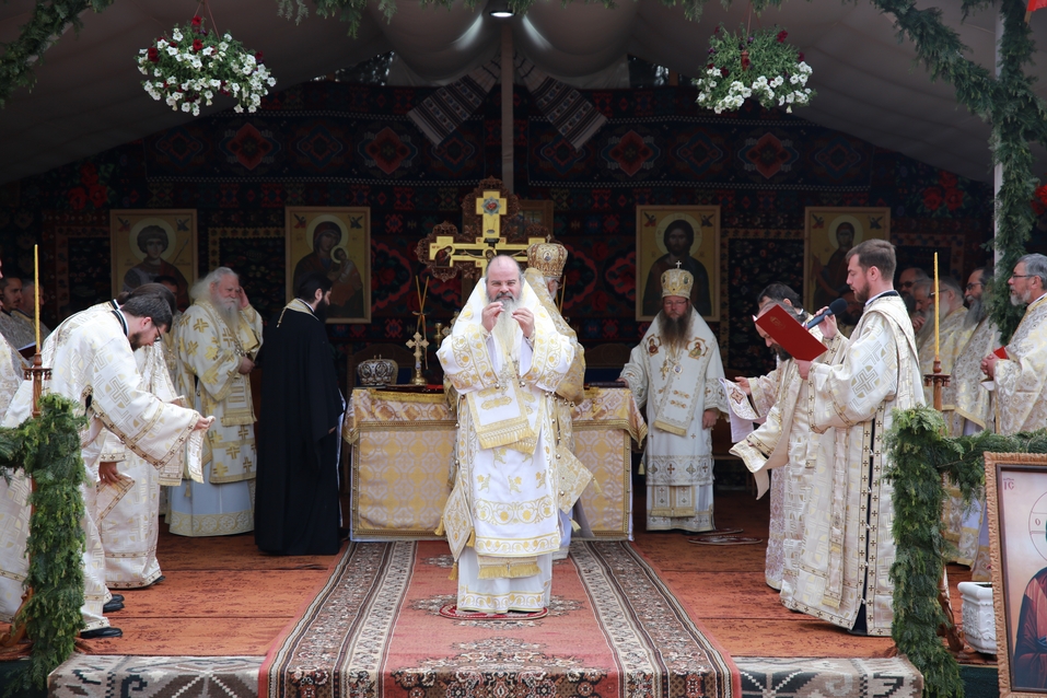 6 ierarhi, prezenți la sfințirea Bisericii cu hramurile „Acoperământul Maicii Domnului” şi „Sfântul Mare Mucenic Gheorghe” din satul Cracăul Negru-Neamț