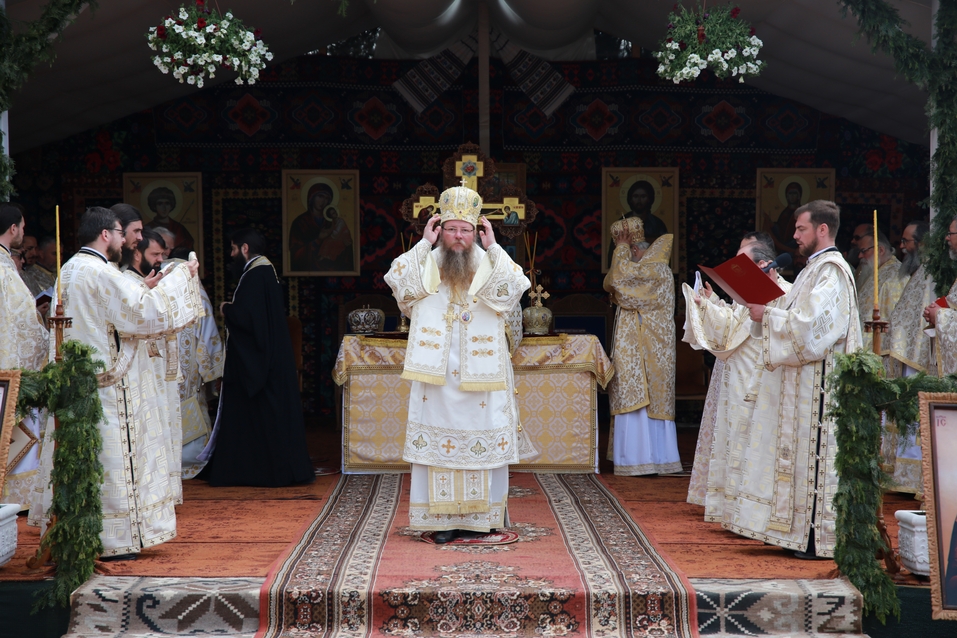 6 ierarhi, prezenți la sfințirea Bisericii cu hramurile „Acoperământul Maicii Domnului” şi „Sfântul Mare Mucenic Gheorghe” din satul Cracăul Negru-Neamț