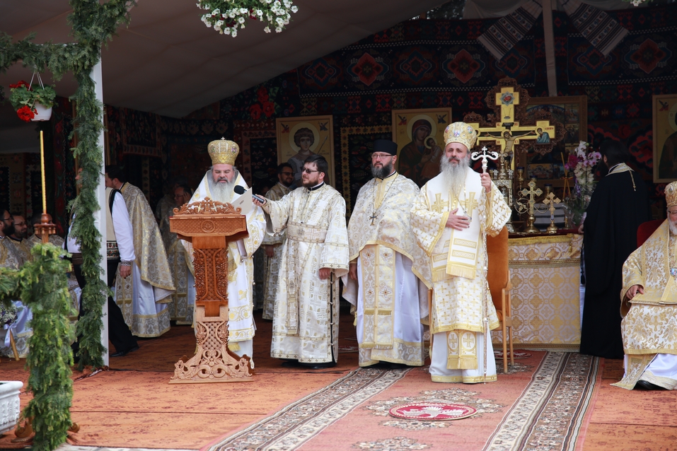 6 ierarhi, prezenți la sfințirea Bisericii cu hramurile „Acoperământul Maicii Domnului” şi „Sfântul Mare Mucenic Gheorghe” din satul Cracăul Negru-Neamț