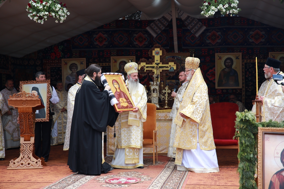 6 ierarhi, prezenți la sfințirea Bisericii cu hramurile „Acoperământul Maicii Domnului” şi „Sfântul Mare Mucenic Gheorghe” din satul Cracăul Negru-Neamț