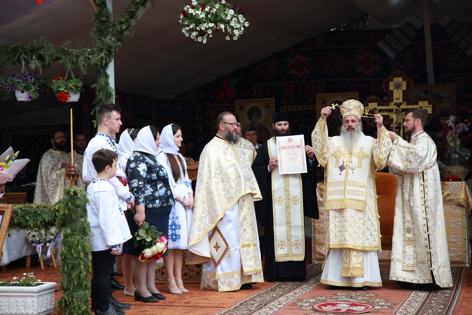 6 ierarhi, prezenți la sfințirea Bisericii cu hramurile „Acoperământul Maicii Domnului” şi „Sfântul Mare Mucenic Gheorghe” din satul Cracăul Negru-Neamț