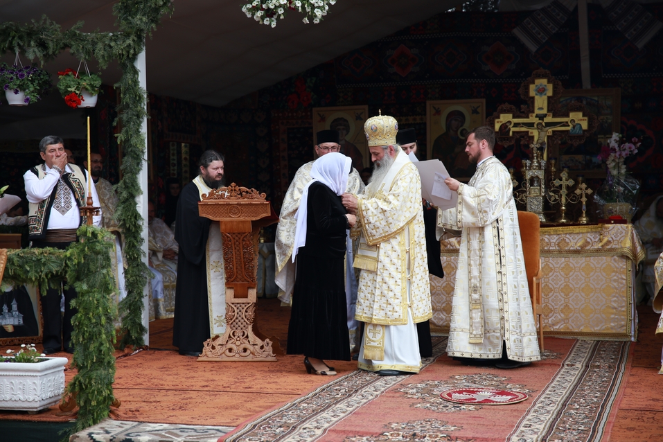 6 ierarhi, prezenți la sfințirea Bisericii cu hramurile „Acoperământul Maicii Domnului” şi „Sfântul Mare Mucenic Gheorghe” din satul Cracăul Negru-Neamț