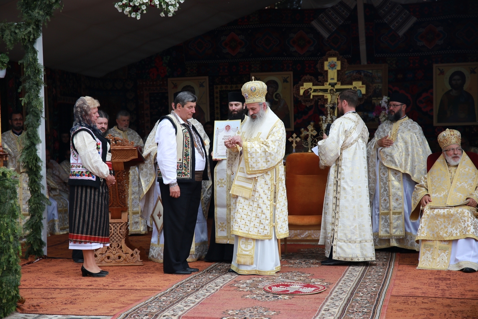 6 ierarhi, prezenți la sfințirea Bisericii cu hramurile „Acoperământul Maicii Domnului” şi „Sfântul Mare Mucenic Gheorghe” din satul Cracăul Negru-Neamț