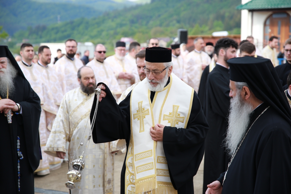 6 ierarhi, prezenți la sfințirea Bisericii cu hramurile „Acoperământul Maicii Domnului” şi „Sfântul Mare Mucenic Gheorghe” din satul Cracăul Negru-Neamț