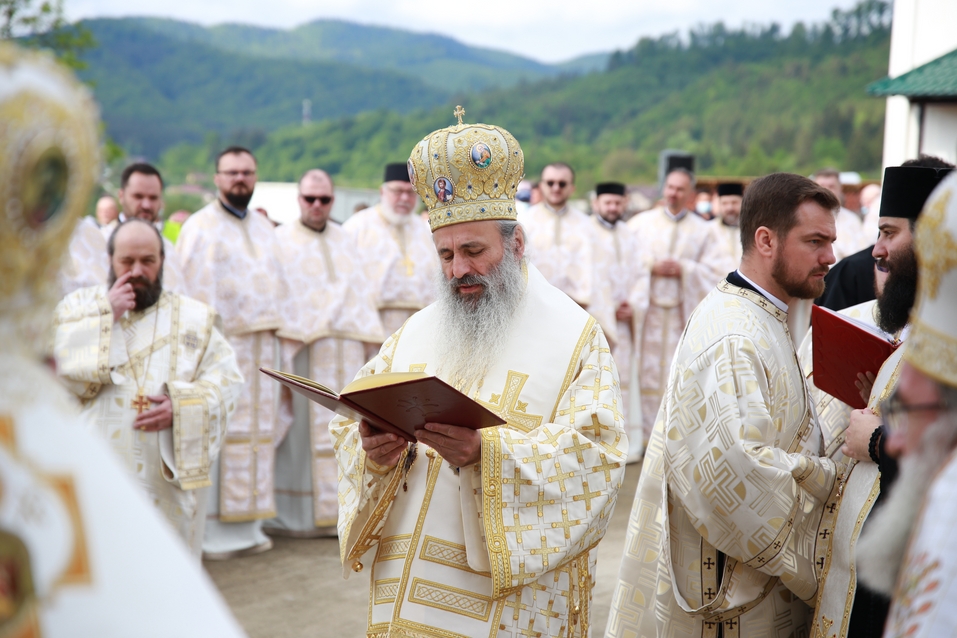 6 ierarhi, prezenți la sfințirea Bisericii cu hramurile „Acoperământul Maicii Domnului” şi „Sfântul Mare Mucenic Gheorghe” din satul Cracăul Negru-Neamț