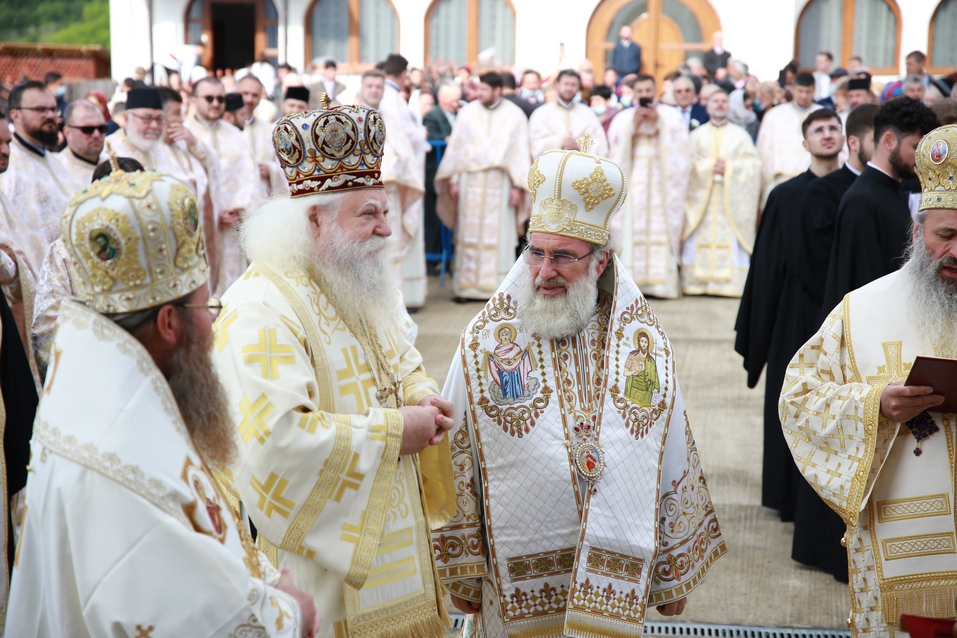 6 ierarhi, prezenți la sfințirea Bisericii cu hramurile „Acoperământul Maicii Domnului” şi „Sfântul Mare Mucenic Gheorghe” din satul Cracăul Negru-Neamț
