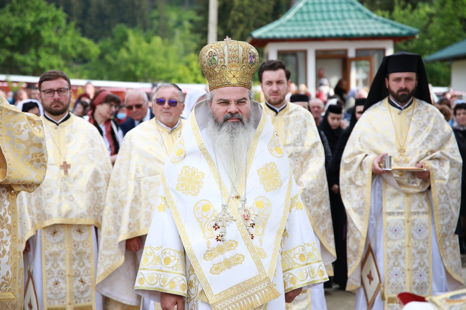 6 ierarhi, prezenți la sfințirea Bisericii cu hramurile „Acoperământul Maicii Domnului” şi „Sfântul Mare Mucenic Gheorghe” din satul Cracăul Negru-Neamț