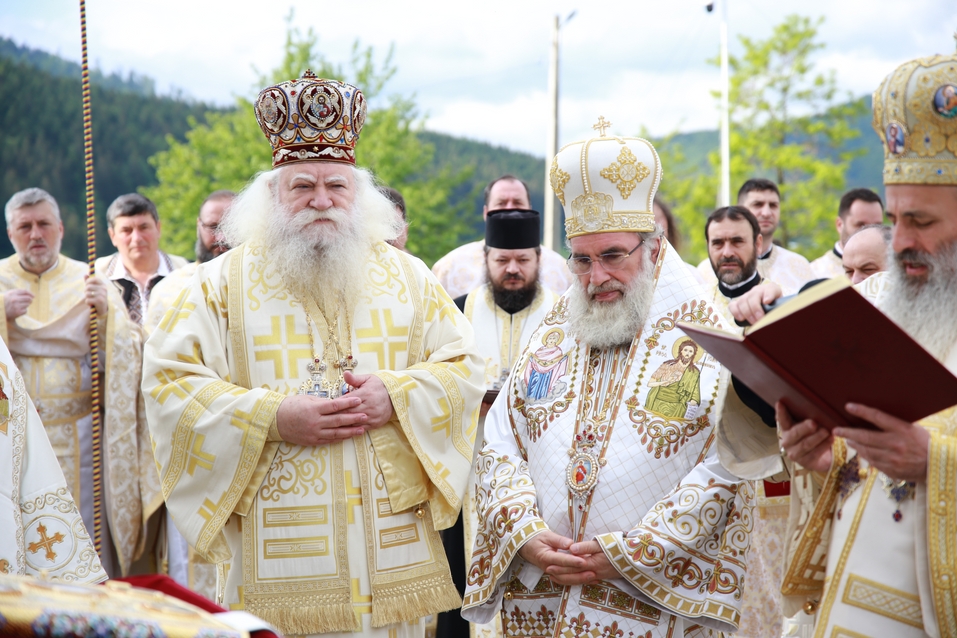 6 ierarhi, prezenți la sfințirea Bisericii cu hramurile „Acoperământul Maicii Domnului” şi „Sfântul Mare Mucenic Gheorghe” din satul Cracăul Negru-Neamț