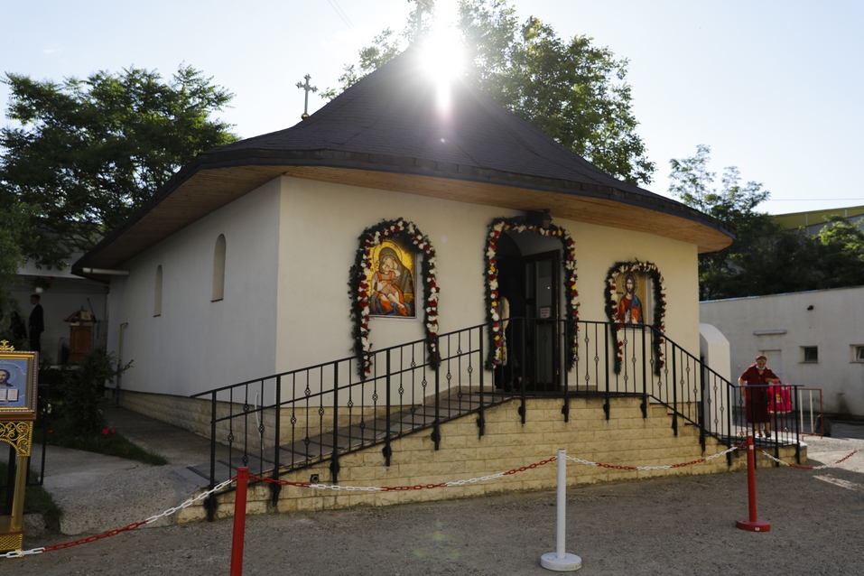 Biserica „Izvorul Tămăduirii” din curtea Spitalului Clinic „Dr. C. I. Parhon” - Iași/ Foto: Constantin Comici Pictura bisericii din curtea Spitalului Clinic „Dr. C. I. Parhon” ‒ Iași, sfințită de PS Părinte Nichifor Botoșăneanul