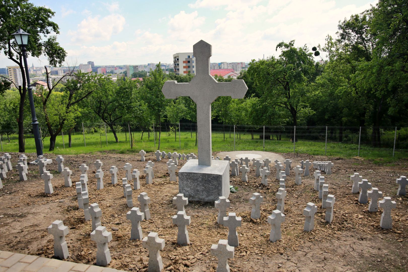 Recunoștință pentru eroii și ostașii țării noastre: IPS Teofan a sfințit Monumentul Eroilor din Galata