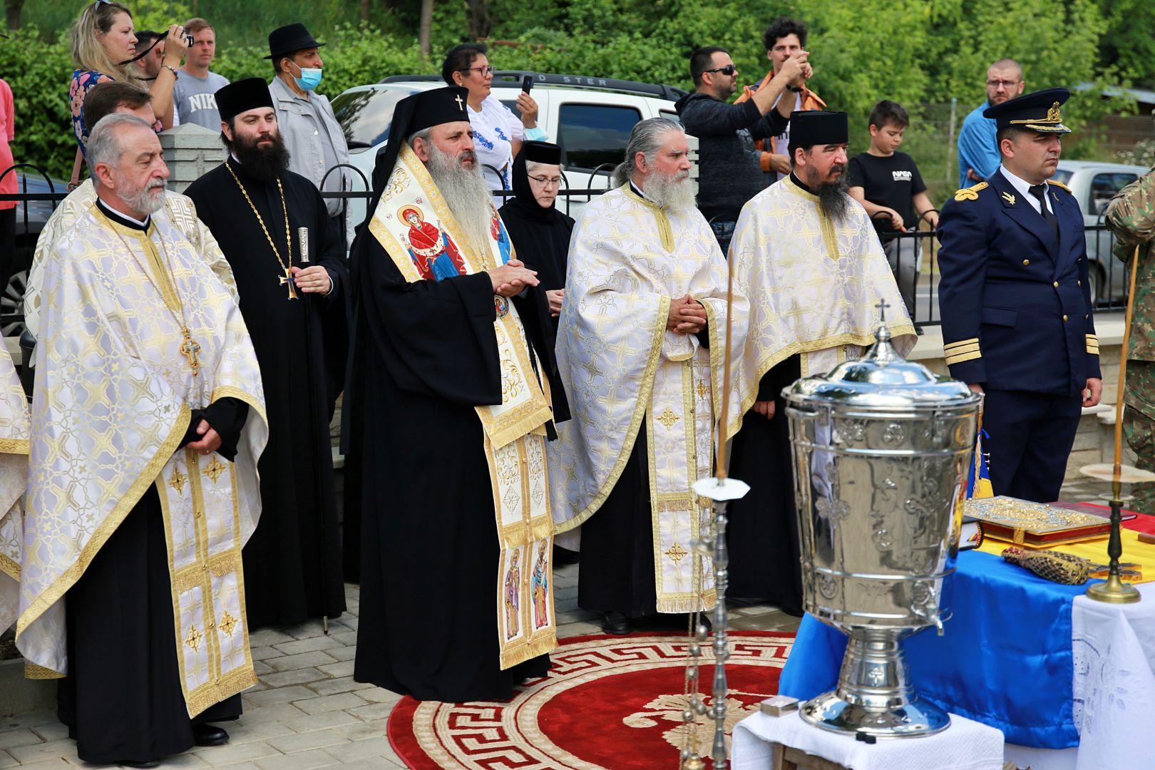 Recunoștință pentru eroii și ostașii țării noastre: IPS Teofan a sfințit Monumentul Eroilor din Galata