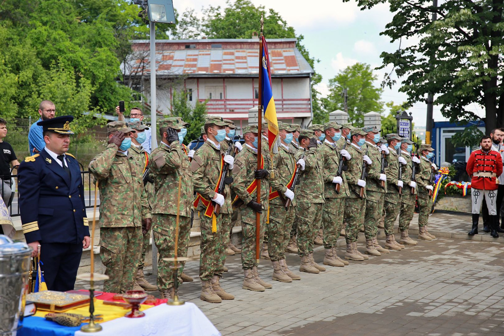 Recunoștință pentru eroii și ostașii țării noastre: IPS Teofan a sfințit Monumentul Eroilor din Galata