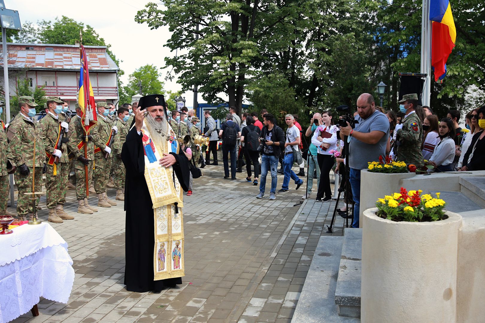 Recunoștință pentru eroii și ostașii țării noastre: IPS Teofan a sfințit Monumentul Eroilor din Galata