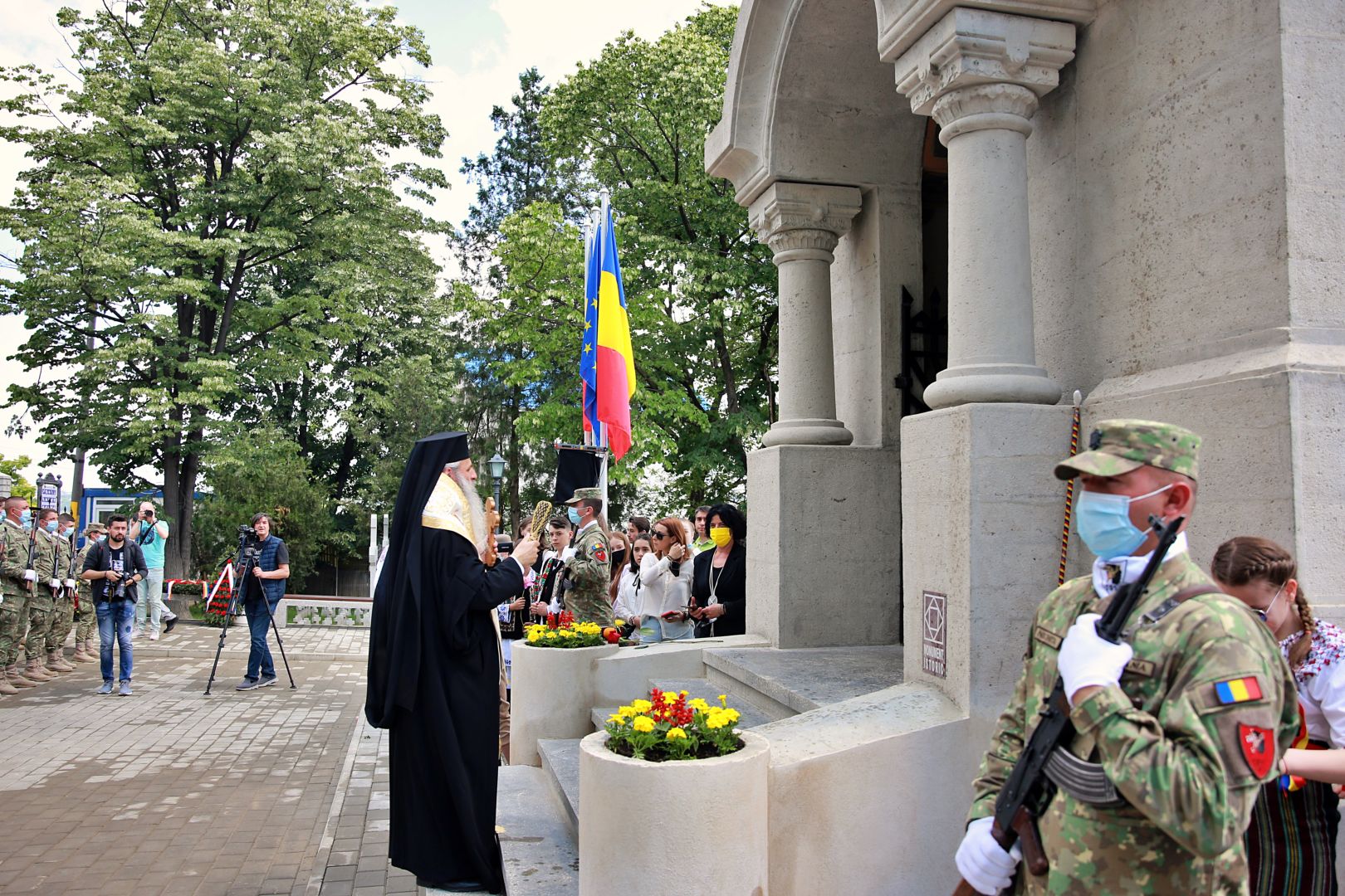 Recunoștință pentru eroii și ostașii țării noastre: IPS Teofan a sfințit Monumentul Eroilor din Galata