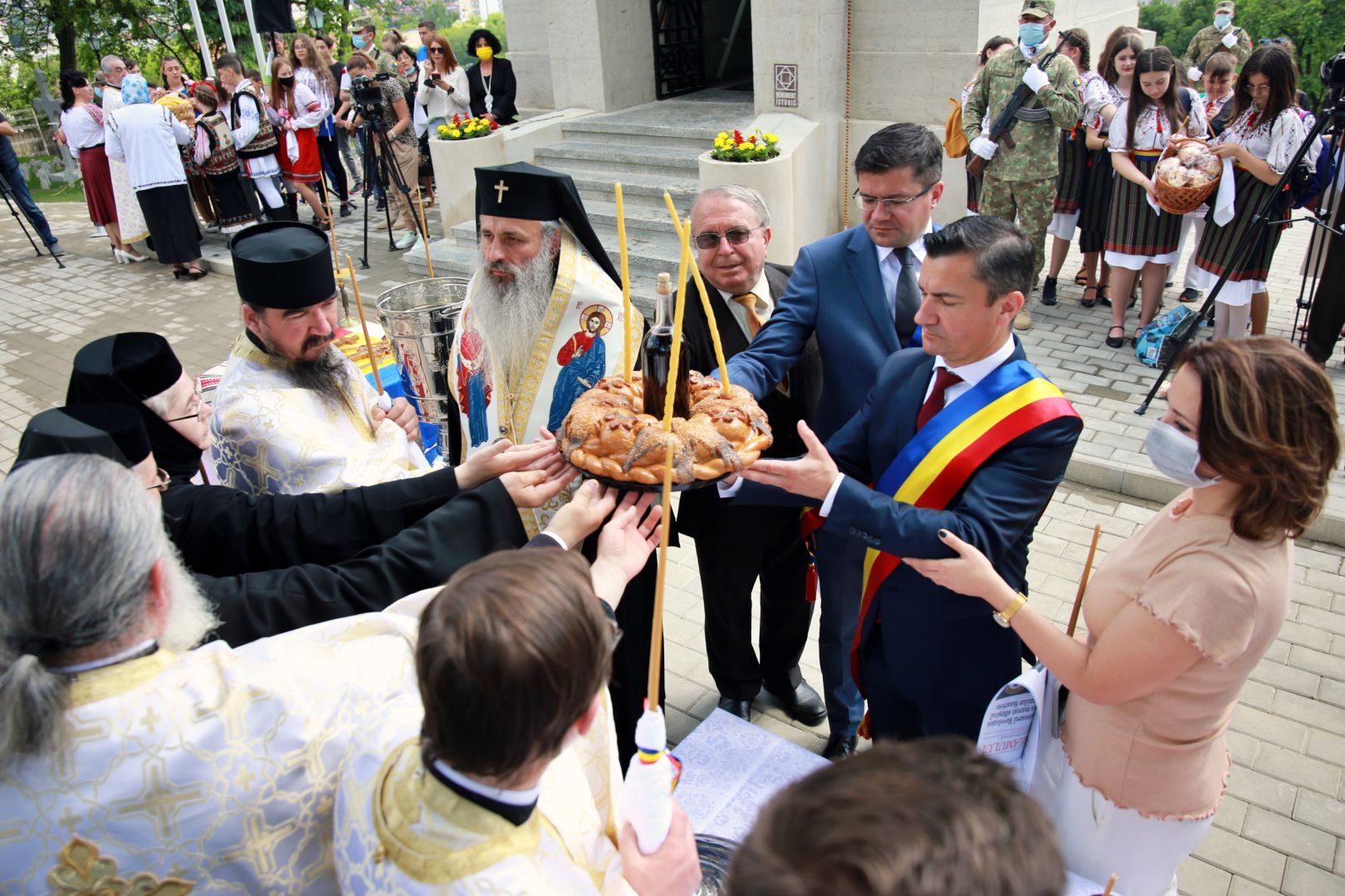 Recunoștință pentru eroii și ostașii țării noastre: IPS Teofan a sfințit Monumentul Eroilor din Galata