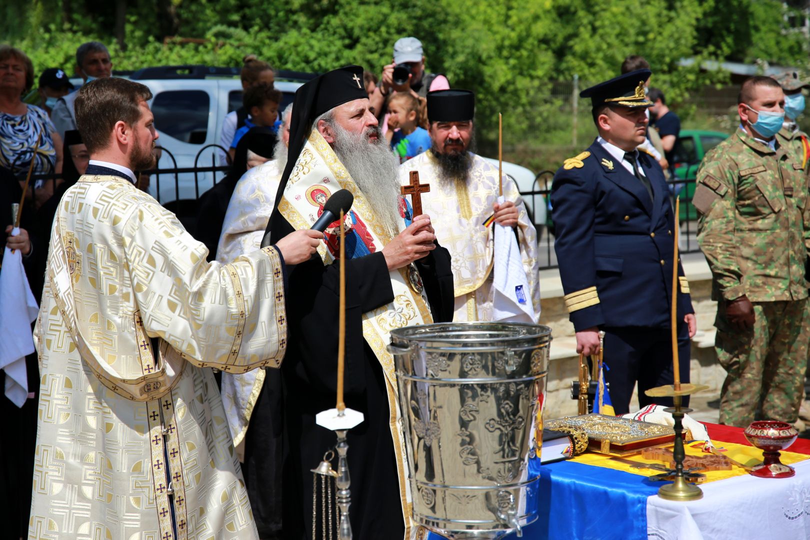 Recunoștință pentru eroii și ostașii țării noastre: IPS Teofan a sfințit Monumentul Eroilor din Galata