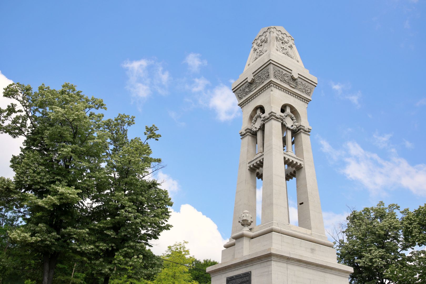 Recunoștință pentru eroii și ostașii țării noastre: IPS Teofan a sfințit Monumentul Eroilor din Galata