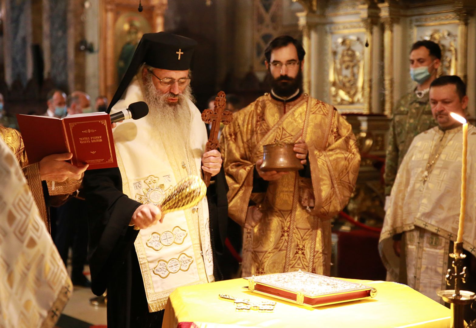 Ziua Drapelului Național la Iași. IPS Mitropolit Teofan: „Crucea pentru Biserică, Drapelul pentru oaste, copilul pentru Familie și pentru țară”