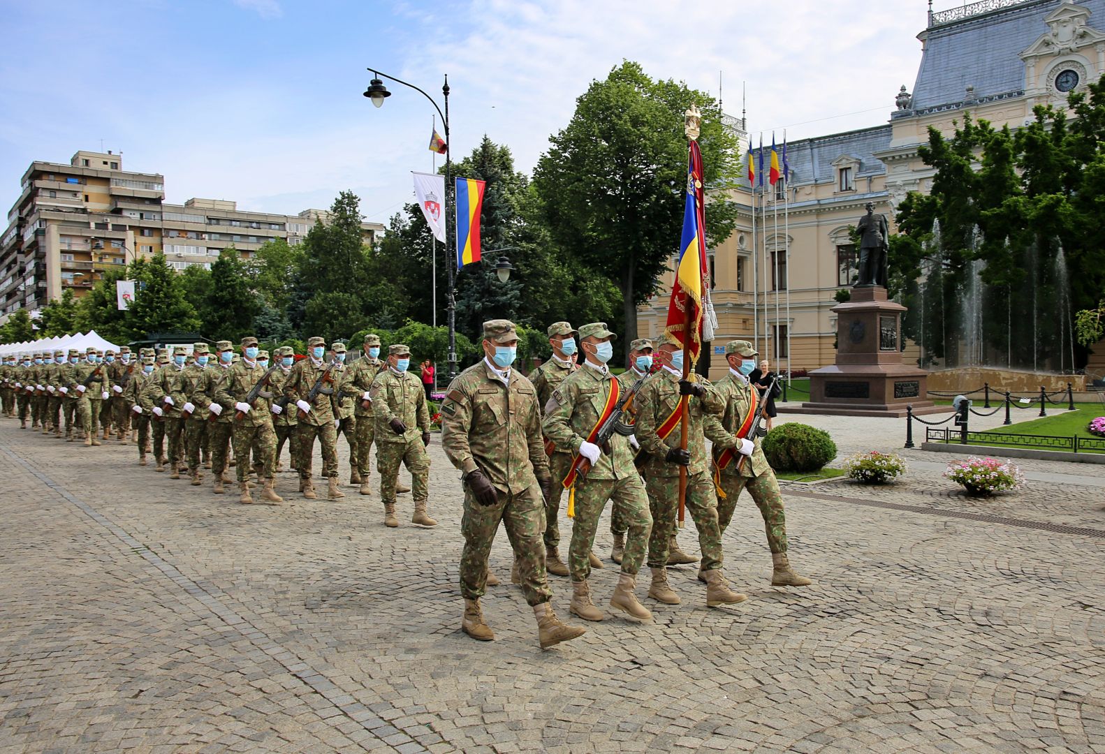 Ziua Drapelului Național la Iași. IPS Mitropolit Teofan: „Crucea pentru Biserică, Drapelul pentru oaste, copilul pentru Familie și pentru țară”