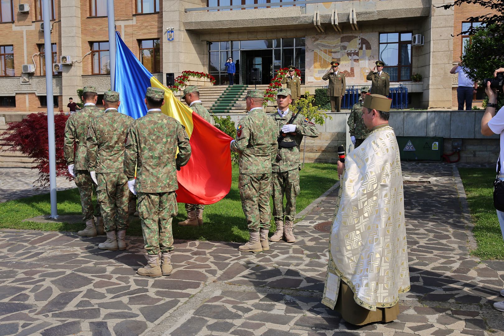 Ziua Drapelului Național la Iași. IPS Mitropolit Teofan: „Crucea pentru Biserică, Drapelul pentru oaste, copilul pentru Familie și pentru țară”