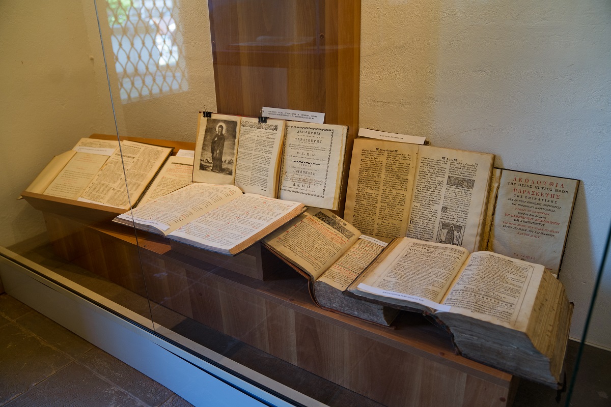 Simpozion, apariții editoriale și expoziție tematică, cu prilejul aniversării a 380 de ani de la aducerea moaştelor Sfintei Cuvioase Parascheva