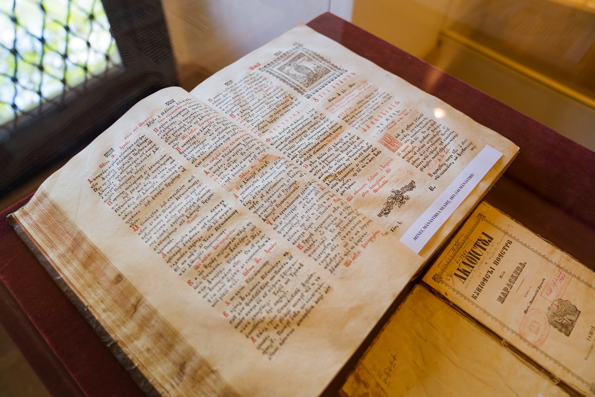 Simpozion, apariții editoriale și expoziție tematică, cu prilejul aniversării a 380 de ani de la aducerea moaştelor Sfintei Cuvioase Parascheva