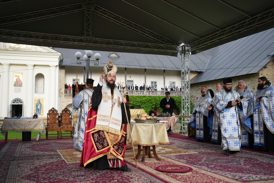 Hramul Mănăstirii Neamț: „Prin participarea noastră la Sfânta Liturghie, suntem prezenți la Înălțarea Domnului la cer”