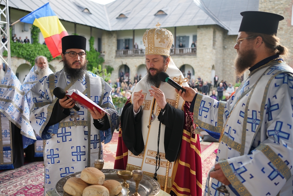 Hramul Mănăstirii Neamț: „Prin participarea noastră la Sfânta Liturghie, suntem prezenți la Înălțarea Domnului la cer”