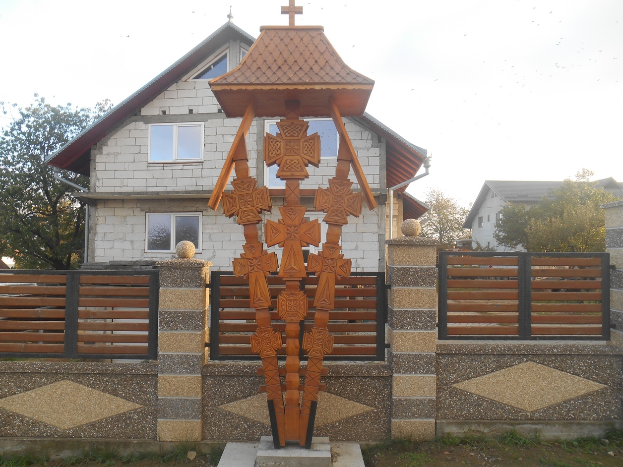 „Drumul Crucii”, format din 14 troițe sculptate din stejar, în parohiile Chișcăreni și Sat Nou