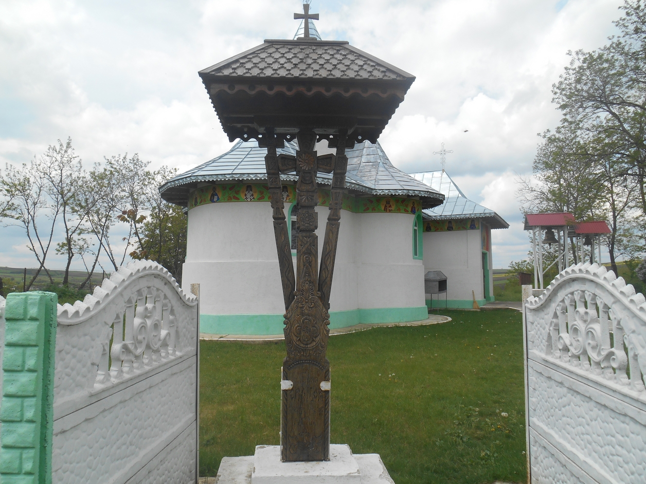 „Drumul Crucii”, format din 14 troițe sculptate din stejar, în parohiile Chișcăreni și Sat Nou