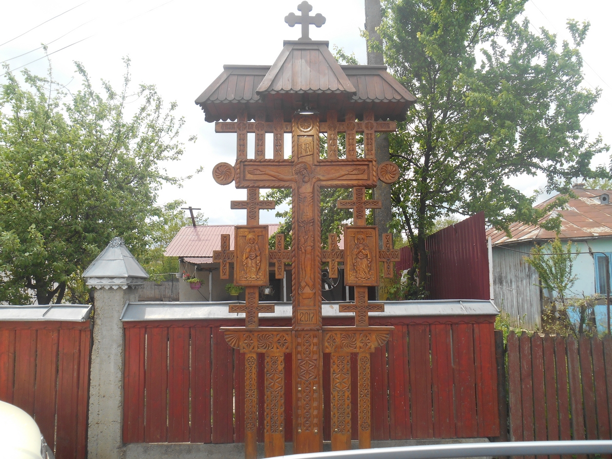 „Drumul Crucii”, format din 14 troițe sculptate din stejar, în parohiile Chișcăreni și Sat Nou