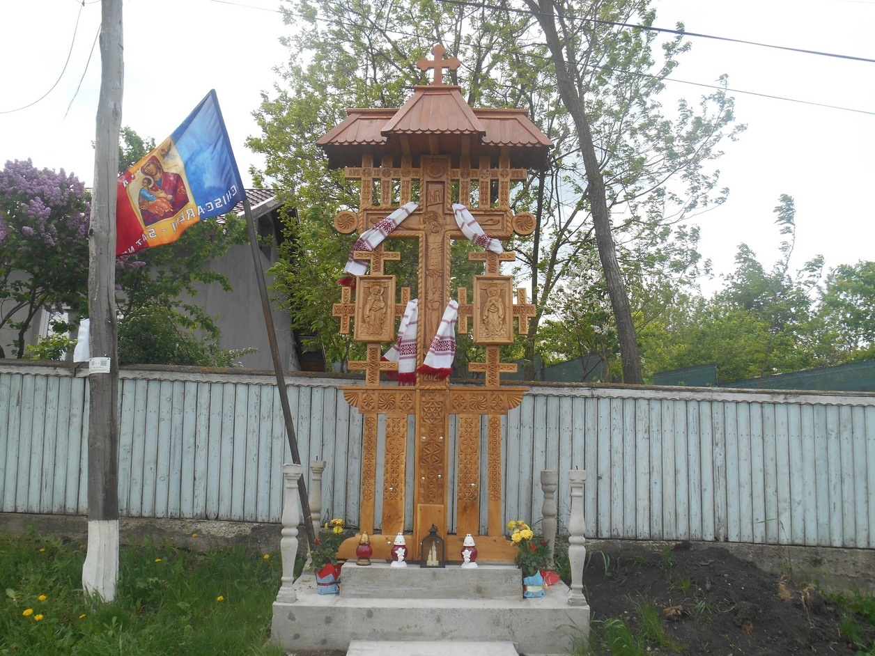 „Drumul Crucii”, format din 14 troițe sculptate din stejar, în parohiile Chișcăreni și Sat Nou