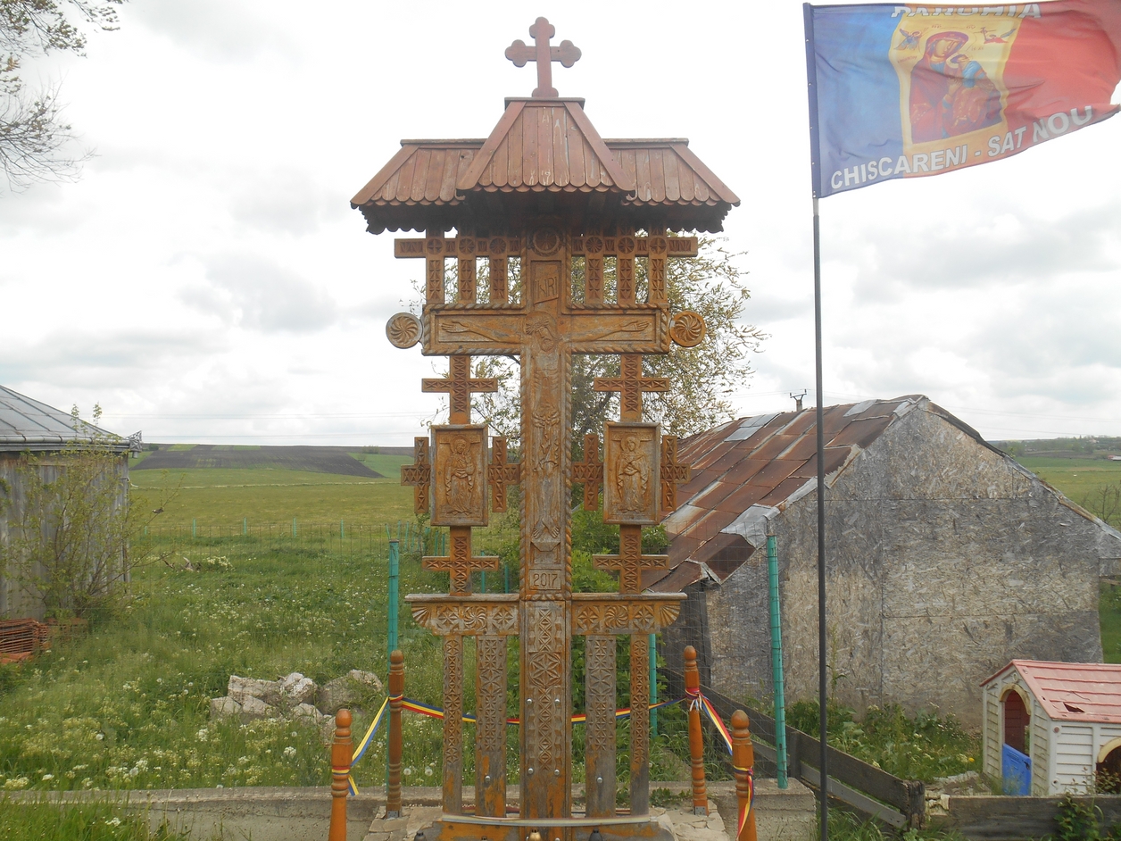 „Drumul Crucii”, format din 14 troițe sculptate din stejar, în parohiile Chișcăreni și Sat Nou