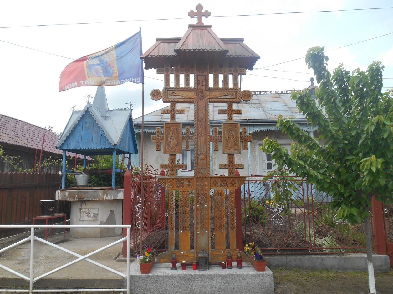 „Drumul Crucii”, format din 14 troițe sculptate din stejar, în parohiile Chișcăreni și Sat Nou