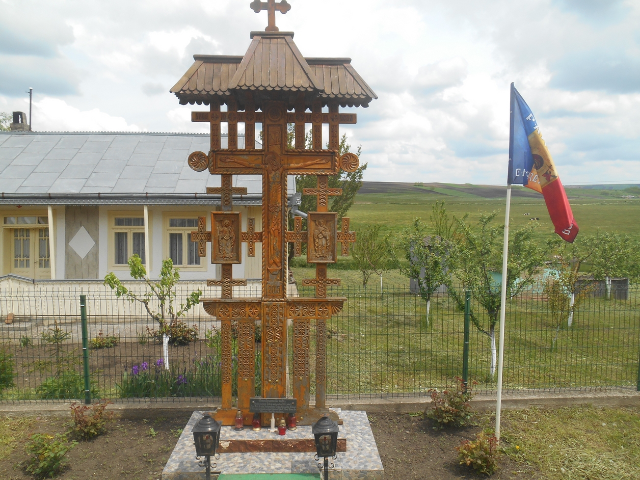 „Drumul Crucii”, format din 14 troițe sculptate din stejar, în parohiile Chișcăreni și Sat Nou