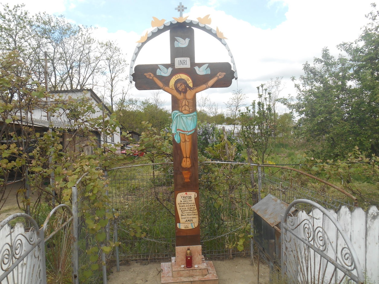 „Drumul Crucii”, format din 14 troițe sculptate din stejar, în parohiile Chișcăreni și Sat Nou